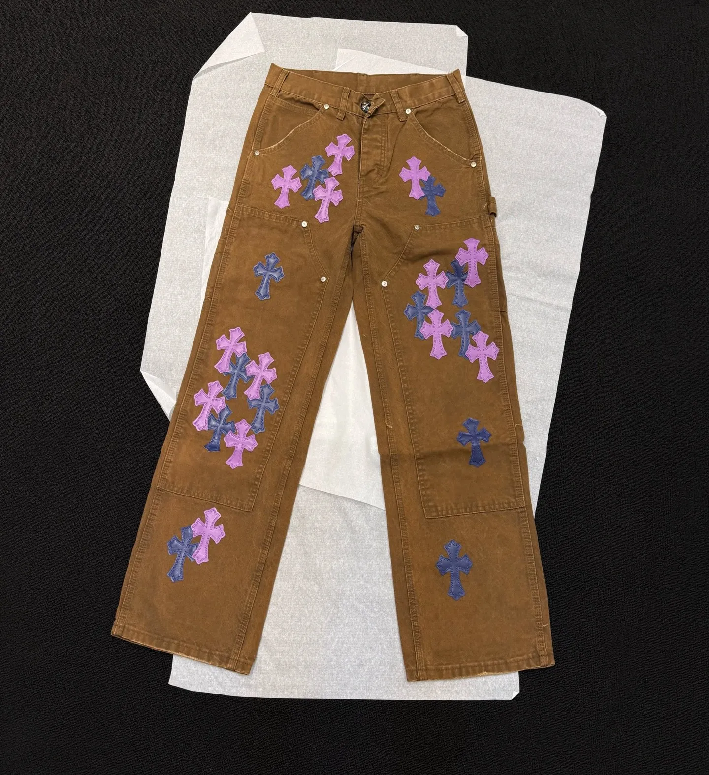 P310 Style number: D374 Chrome Hearts Chrome Hearts brown logging purple leather overalls. Heavy canvas material, double-layer fabric on the knees, multi-pocket design. Color #logging brown purple leather. Size #28-36 (s m l Waist 85 Hips 110 Length 106 Opening 21.5